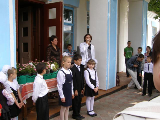 Літературне паломництво у Піски ( Павла Тичини читає засл. артист України Євген Нищук.JPG)